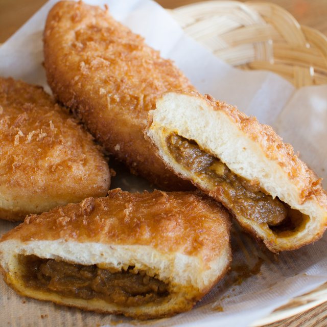 一日で一番よく出るカレーパン - エビデリ！パン - 杜のくまさん