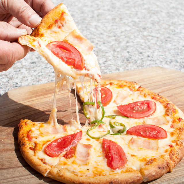 巨大石窯で焼き上げる！ アツアツ窯焼きピザ！ - エビデリ！ワタシの道