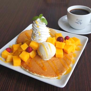 大人気パンケーキにフレッシュマンゴーを添えました エビデリ 夏スイーツ 珈琲の森 カフェ 喫茶店 小名浜 泉 ふくラボ