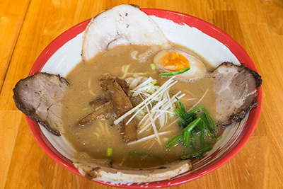 麺 スープ チャーシューの調和にこだわった こってりなのに飲み口のいい濃厚豚骨醤油 ラーメン特集 麺匠 白虎 ラーメン 平 内郷 北部 ふくラボ