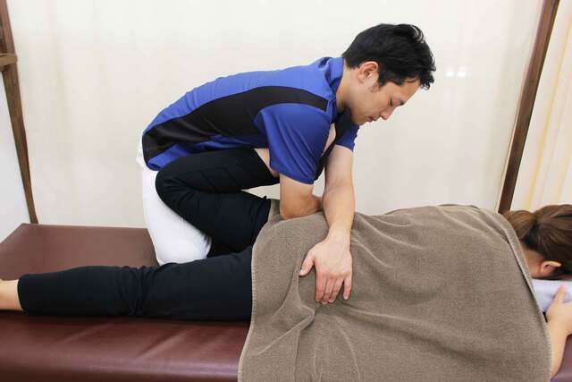 姿勢が悪いと言われる 腰痛 肩こりがつらい 頭痛がする 時々背中が痛い 背中が丸いのが気になる 最近腰 が曲がってきた あっ と思った方 その猫背 治してみませんか 特集 ももの花整骨院 南福島店 マッサージ 整体 整骨 福島市南部 姿勢が悪いと言われる 腰痛 肩こりがつらい 頭痛がする 時々背中が痛い 背中が丸いのが気になる 最近腰 が曲がってきた あっ と思った方 その猫背 治してみませんか 特集 ももの花整骨院 南福島店 マッサージ 整体 整骨 福島市南部