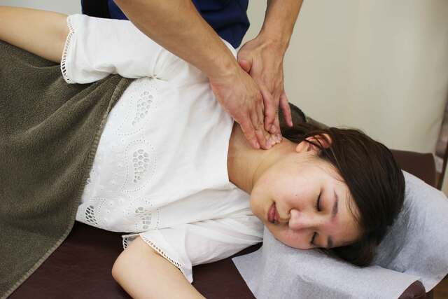 姿勢が悪いと言われる 腰痛 肩こりがつらい 頭痛がする 時々背中が痛い 背中が丸いのが気になる 最近腰 が曲がってきた あっ と思った方 その猫背 治してみませんか 特集 ももの花整骨院 南福島店 マッサージ 整体 整骨 福島市南部 姿勢が悪いと言われる 腰痛 肩こりがつらい 頭痛がする 時々背中が痛い 背中が丸いのが気になる 最近腰 が曲がってきた あっ と思った方 その猫背 治してみませんか 特集 ももの花整骨院 南福島店 マッサージ 整体 整骨 福島市南部