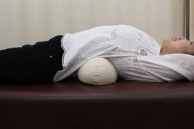 姿勢が悪いと言われる 腰痛 肩こりがつらい 頭痛がする 時々背中が痛い 背中が丸いのが気になる 最近腰 が曲がってきた あっ と思った方 その猫背 治してみませんか 特集 ももの花整骨院 南福島店 マッサージ 整体 整骨 福島市南部 姿勢が悪いと言われる 腰痛 肩こりがつらい 頭痛がする 時々背中が痛い 背中が丸いのが気になる 最近腰 が曲がってきた あっ と思った方 その猫背 治してみませんか 特集 ももの花整骨院 南福島店 マッサージ 整体 整骨 福島市南部
