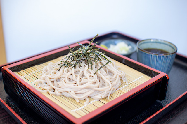 その場で打ちたて蕎麦が食べられる！かけそば700円・ざるそば700円
