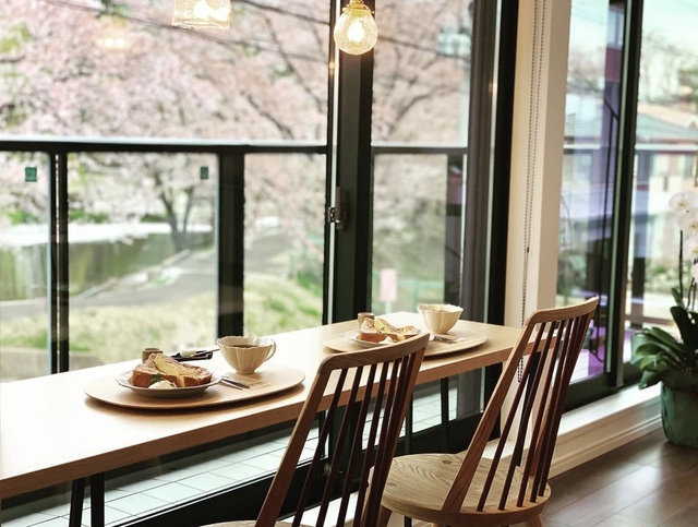 ちいさなカフェ 月と花との写真
