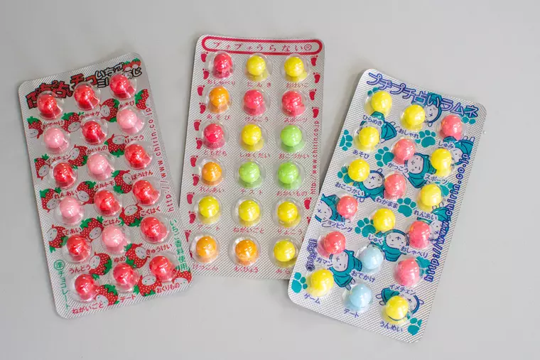 ▲「プチプチ占いチョコ」「プチプチ占いラムネ」各種