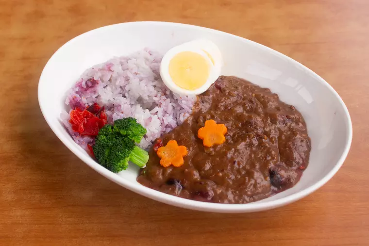 ▲「ベリーカレー」…880円 
ドリンク付き…1,100円
ドリンク・デザート付き…1,320円
(いずれも税込)