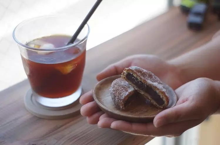 ▲「スペシャルティコーヒー」と「油まんじゅう」(写真/Yawn.coffee公式Instagramから引用)