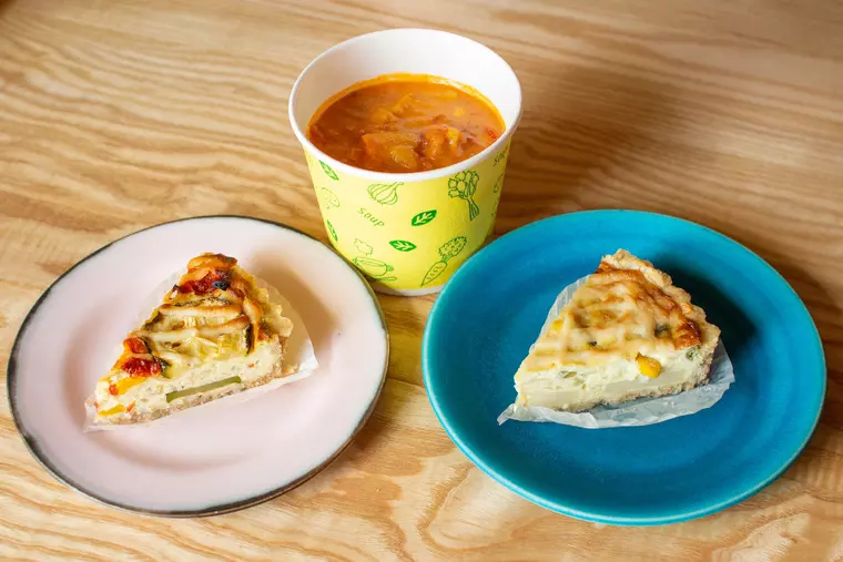 ▲「豆腐のキッシュ 各種」(手前両脇）…1カット 350円～
「ベジタブルカレー」(中央)…380円