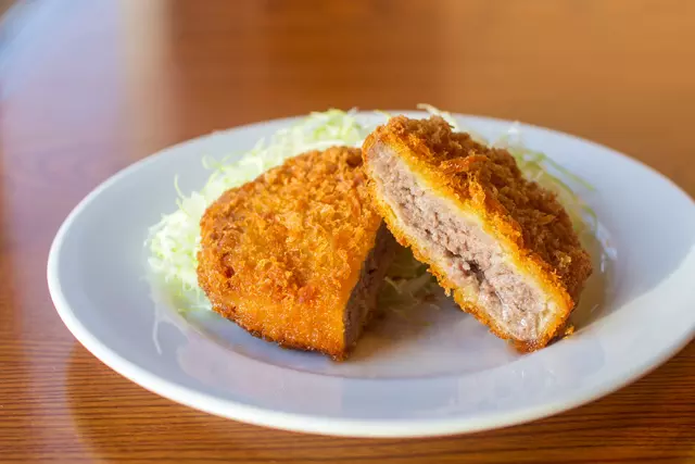 ▲「相馬牛ジューシーメンチ」…1個 210円(税別)
