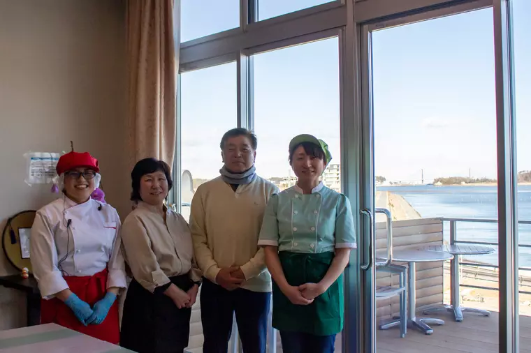 ▲海遊の宿はくさんを経営する、坂脇さんご一家(左から次女の正子さん、女将の米子さん、オーナーの忠雄さん、長女の以津子さん)