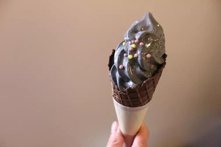 ▲「炭ソフトクリーム(大)」…380円(税込)
※コーンの価格。時期により、コーンとカップが変更になります。