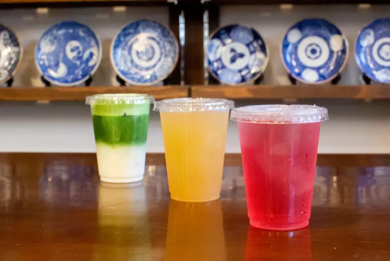 ▲(左から)「アイス抹茶オレ」550円/「桃ジュース」430円/「梅しそジュース」430円 ※すべて税込