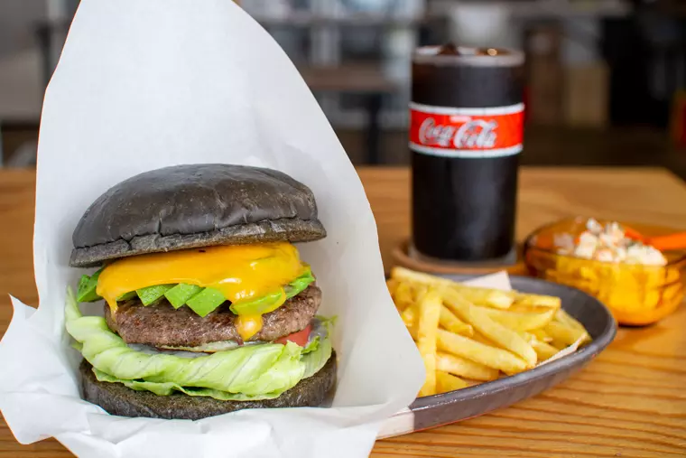 ▲「アボカドチーズバーガー」
ランチセット(ポテト、サラダ、ドリンク付き) 1,300円(税込)