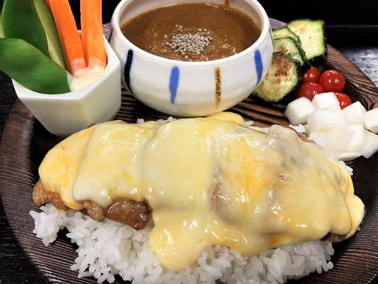 ▲「大玉カレー」800円(税込)
トッピング:チーズ+200円、ブタバラ+300円