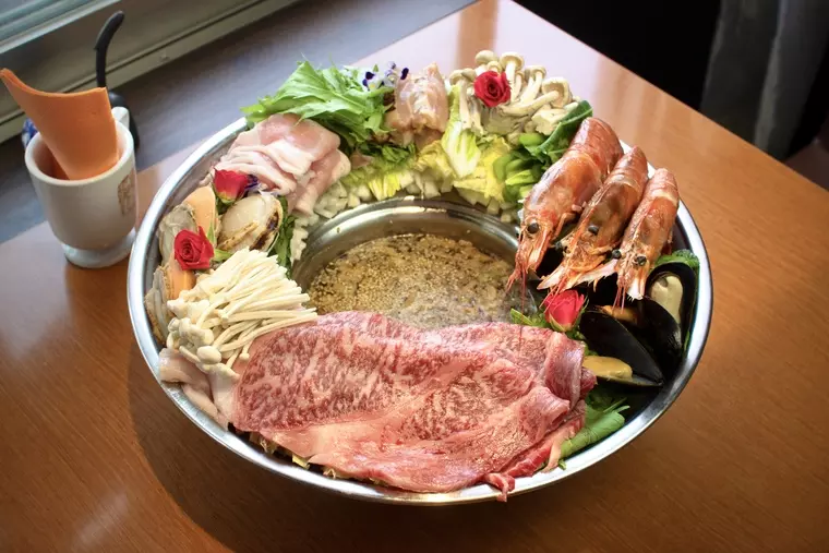 ▲「花鍋」4,320円~6,264円(税込)
【肉たっぷり】【肉・魚バランスよく】【魚たっぷり】からお選びください。
※鍋はご返却いただきます。
