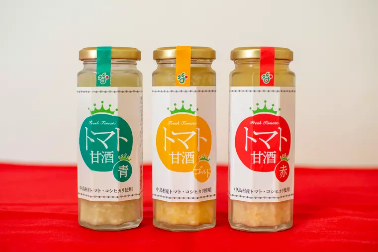 ▲(左から)「青トマト甘酒」「ゴールドトマト甘酒」「赤トマト甘酒」
各種　300円(1本)