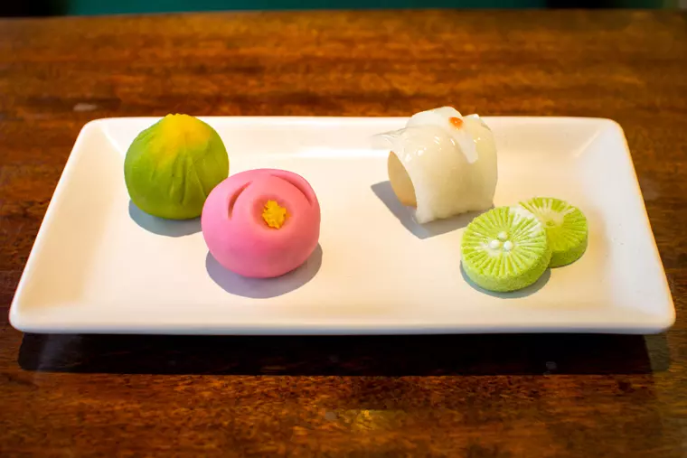 ▲(左から)「生菓子(福寿草、梅、鶴)」各180円/「干菓子(松葉)」1つ70円
※すべて税込