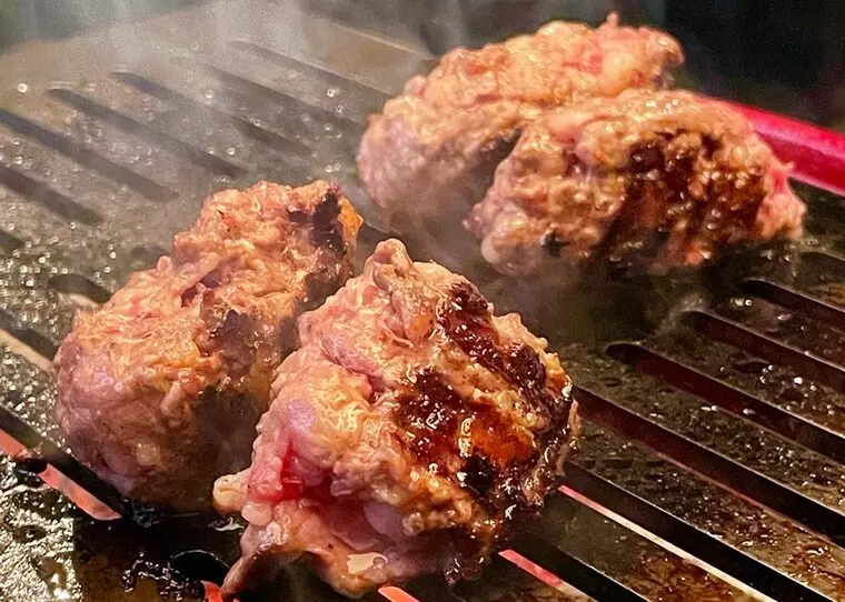 ▲「炭火で食べる国産牛100％の粗挽き赤身ハンバーグ」1,500円(税込)
※追加ハンバーグ 1つ400円