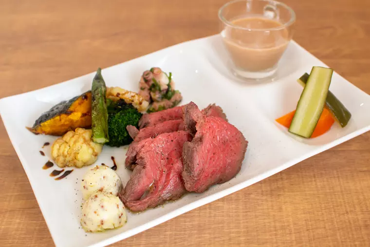 ▲店内ランチCの牛肉料理(ローストビーフ)