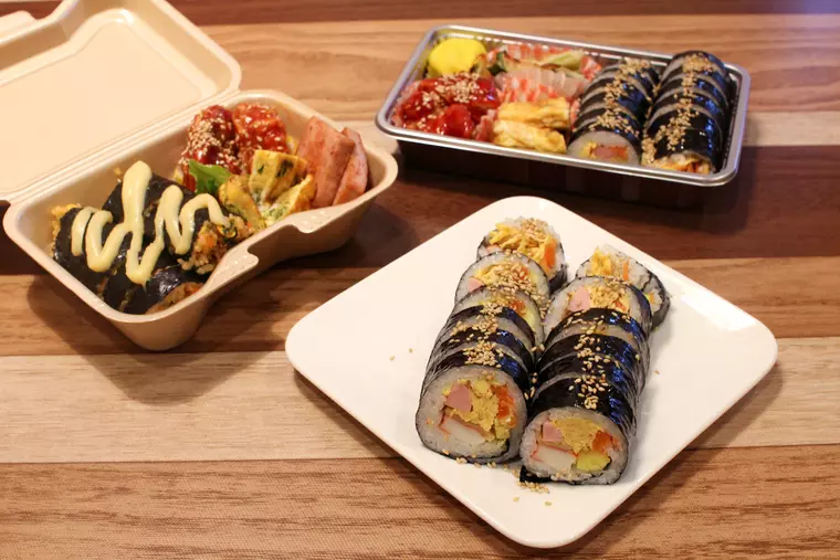 ▲「韓国のり巻き」600円(税込)※手前
（奥）のり巻き弁当(左からビビンバのり巻き、通常のり巻き)