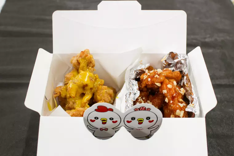▲「ハーフ&ハーフ(ハニーマスタードチキン&ヤンニョムチキン)」
ハーフ 1,650円、フル(ハーフの2倍) 2,800円(すべて税込)