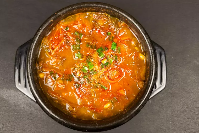▲「ユッケジャン定食（ご飯、お通し付き）」1,180円(税込)