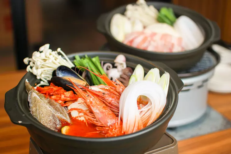 ▲「海鮮スンドゥブ」1人前 1,190円(税込)
※店内飲食の場合、2人前～注文受付
※デリバリー等お持ち帰りの場合、1人前～注文受付
