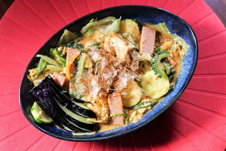 ▲「夏野菜たっぷりのスパムチャンプルーカレー」
・・・1,200円(税込) ※ライス付き
※虎丸店の8月限定メニューです
