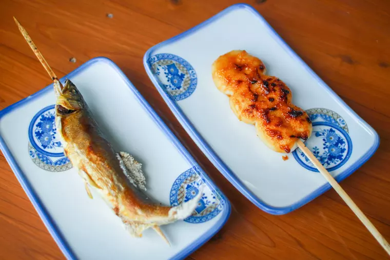 ▲「特大鮎の塩焼き」350円/「だんご」250円
(どちらも税込)