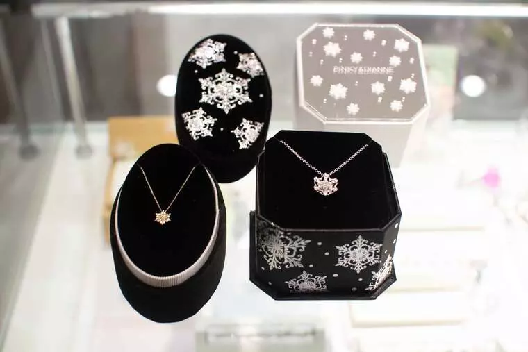 〈PINKY&DIANNE〉2022クリスマスネックレス
右　スノーフラワー　16,500円（税込）
左　ウィンターダイヤモンド　28,600円（税込）