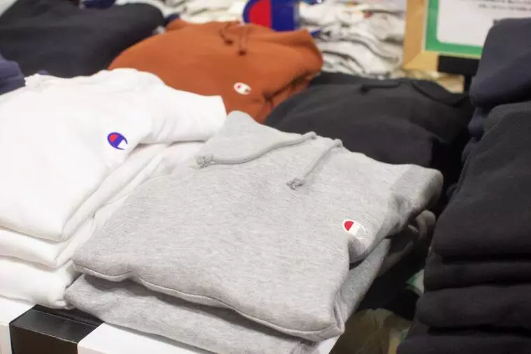 〈Champion〉プルパーカー
6,050円（税込）