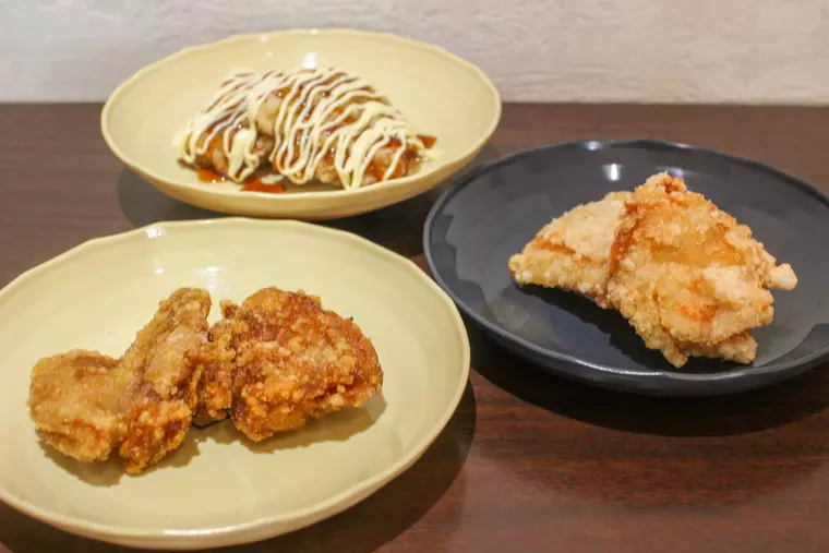 ▲（左）「醤油からあげ」2個 291円～
　（右）「うま塩からあげ」2個 270円～
　（奥）「テリマヨからあげ」2個 334円～
※すべて税込