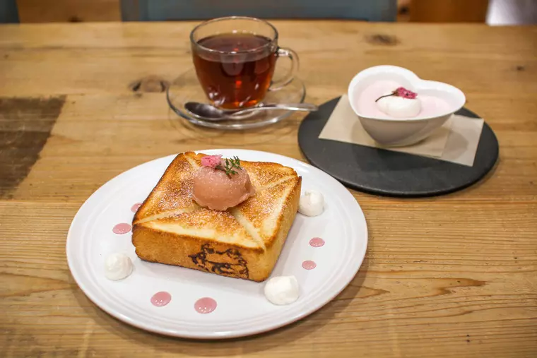 ▲「塩トースト「でべそ」(桜あん)」単品/660円
ドリンクセット(写真はタイ王国の紅茶)/1,100円
(右奥)「桜あんのババロア」単品 300円
※いずれも税込
