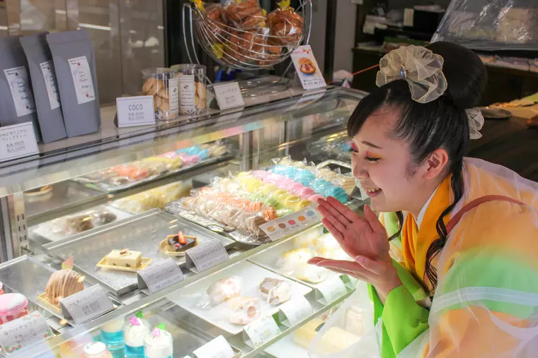 ▲ショーケースに並ぶ“ギルトフリー”なケーキ