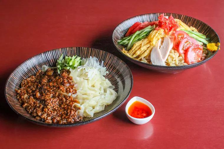 ▲(左)「黒てんぐ(ジャージャー麺)」950円(税込)
(右)「青てんぐ(冷やし中華)」780円(税込)