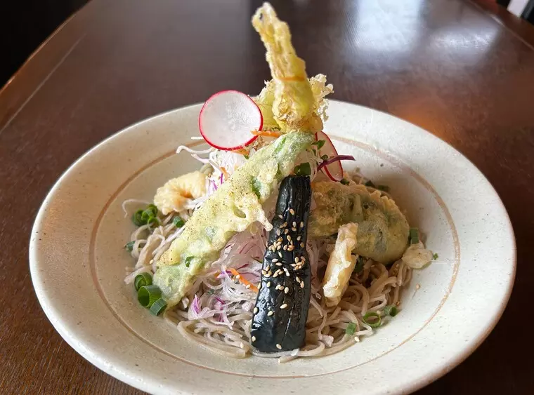 ▲「冷やし天コロ(サラダ蕎麦)」1,050円(税込)
※具材は時期によって異なります
※品切れの際はご容赦ください