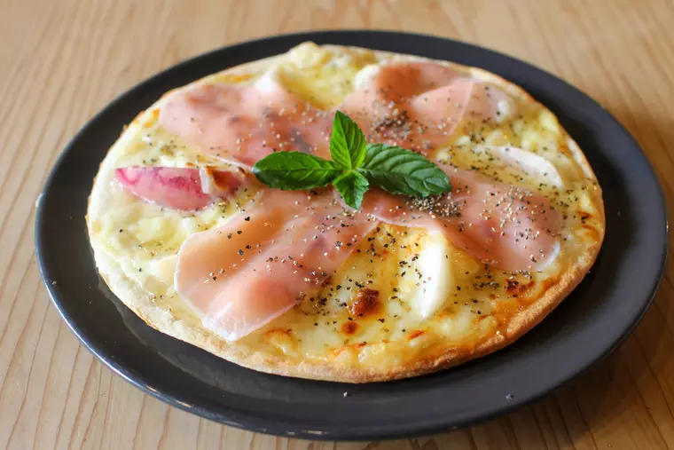 ▲「福島のももと生ハムはちみつラクレットチーズのピザ」
単品 1,540円／セット 1,870円
※セット内容はサラダ、スープ、ドリンク、デザート
※どちらも税込価格