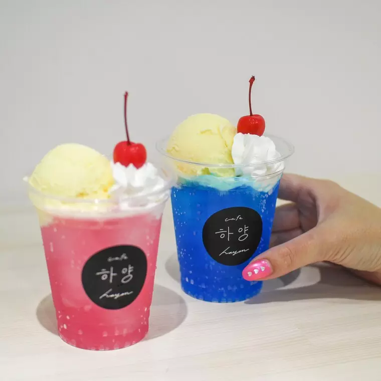 ▲「推し色クリームソーダ(ピンク、青)」
各 650円(税込)