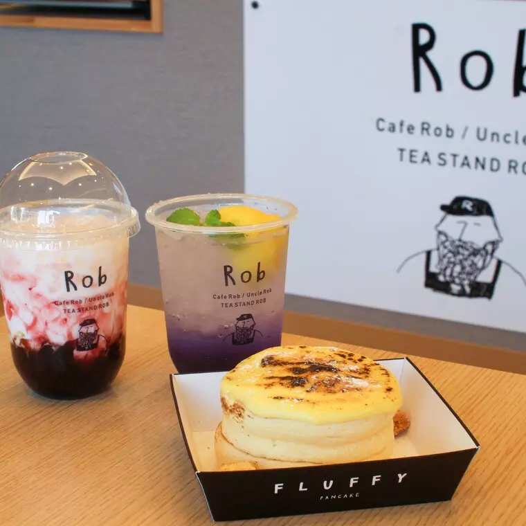 ▲「クリームブリュレホールケーキ」 750円(税込)
「黒糖タピオカ(いちごミルク)」Mサイズ 600円(税込)
「レモンマンゴーソーダ」Mサイズ 680円(税込)
※ドリンクとパンケーキセットでご注文で100円引き