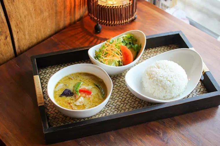 ▲「海老のグリーンカレー」
単品(ライス、サラダ付き) 990円(税込)
ランチセット(単品の内容+ドリンク、デザート) 1,350円(税込)