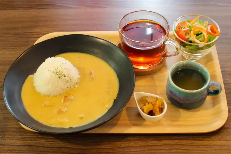 ▲「クリエイティブカレーセット(レモンクリームチキンカレー)」1,000円(税込)
(サラダ、スープ、福神漬け、ドリンク付き)