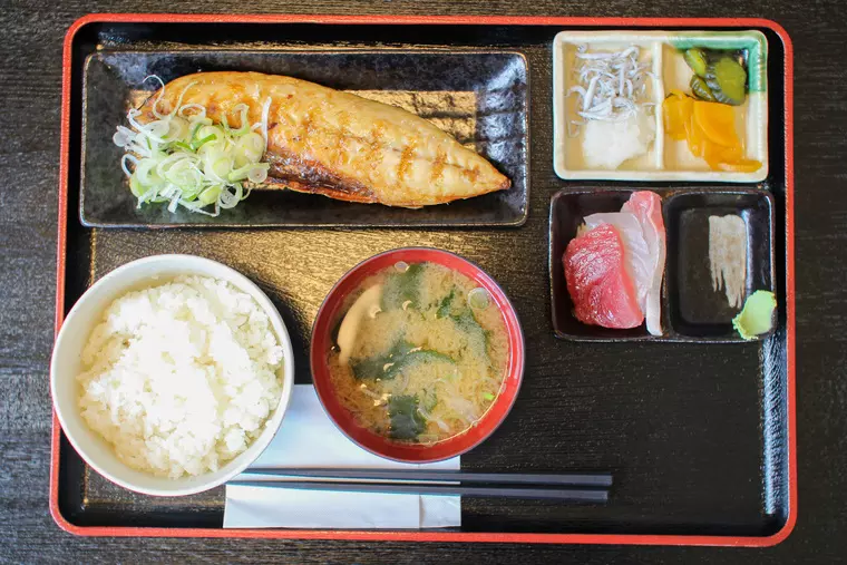 ▲「とろ鯖塩焼き定食（刺身付き）」950円(税込)