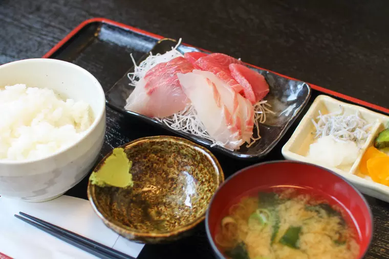 ▲「刺身定食（まぐろ、たい、カンパチ）」1,000円(税込)