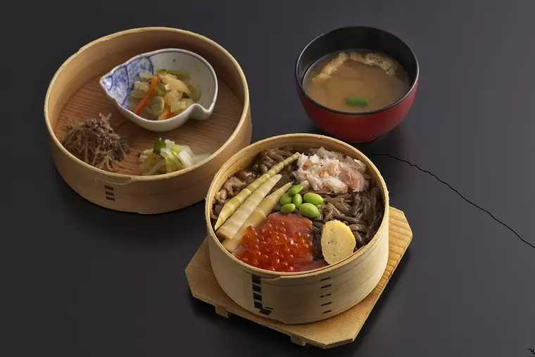 ▲「よくばり輪箱(七種)」2,640円(税込)
(写真提供:元祖輪箱飯 割烹・会津料理 田季野)