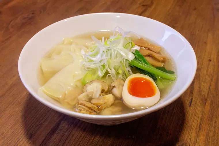 ▲「ワンタン貝出汁塩らぁめん」...950円(税込)