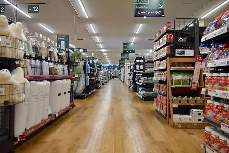 店内は、通路が広く、ゆったりと商品を見て回ることができます。