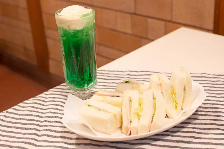 ■「ミックスサンド」...580円(税込)
■「クリームソーダ」...580円(税込)