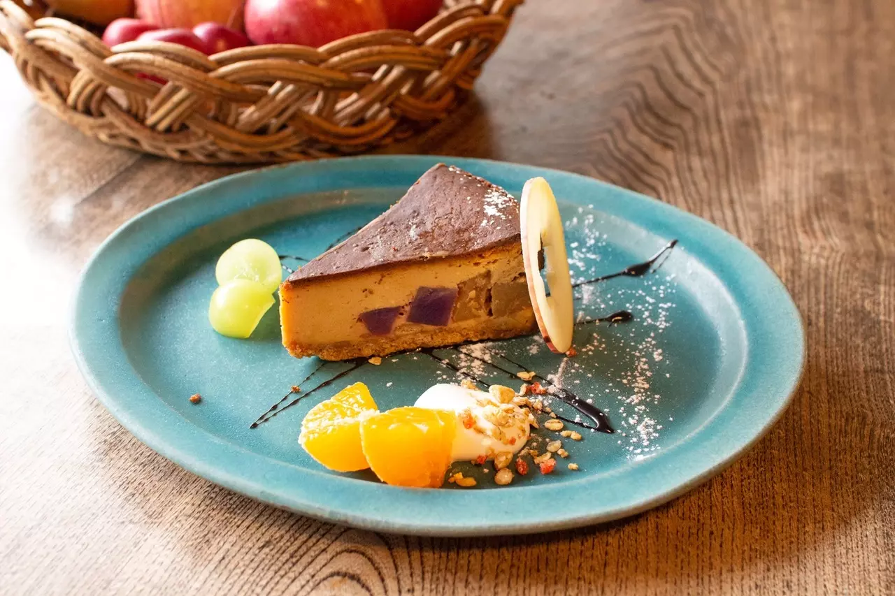 ■「りんごとさつまいものキャラメルチーズケーキ」...550円(税込)