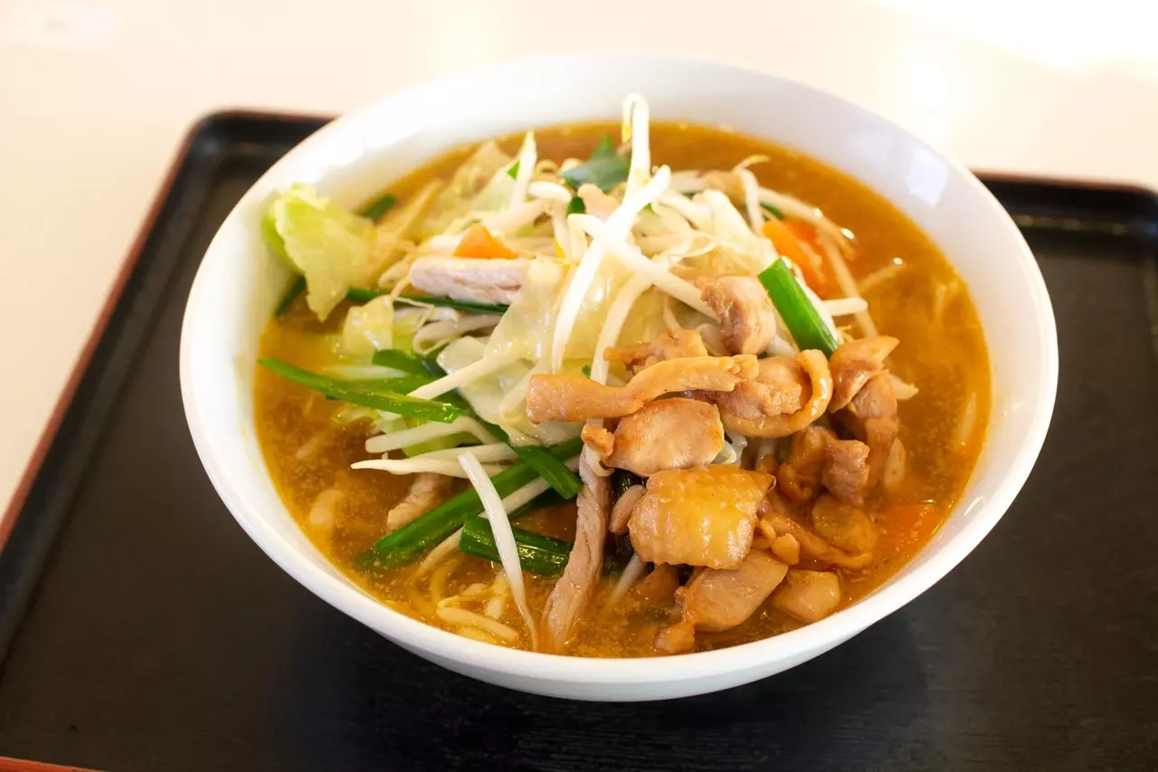 ■「ごま味噌ラーメン」...1,050円(税込)
※野菜大盛、味付とり肉トッピング